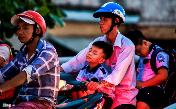 Nhiều em học sinh do quá mệt mỏi đã ngủ gục trên xe khi cùng cha nhích từng chút trên cầu Chánh Hưng để về nhà.