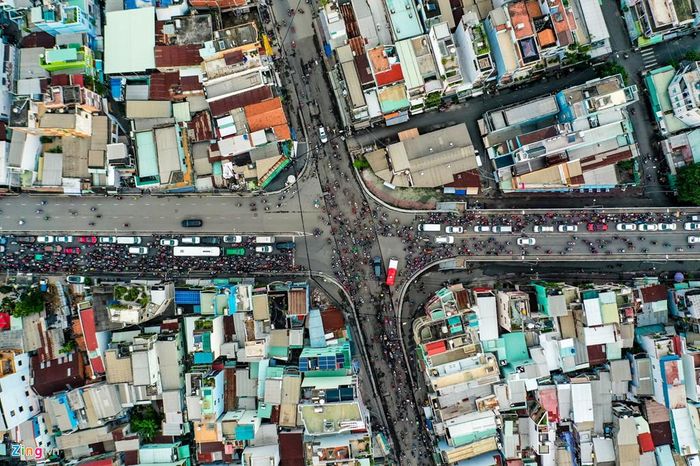 Một lý do nữa là hệ thống đèn giao thông đặt ngay dưới chân cầu Chánh Hưng và cầu Nguyễn Tri Phương khiến các phương tiện dồn về gấp, lực lượng chức năng gặp khó khăn khi điều tiết giao thông. 