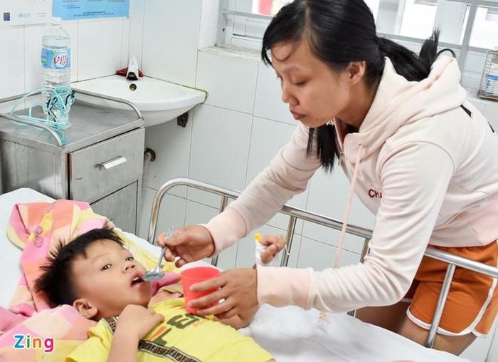 Chị Thãnh chăm sóc con trai ở Bệnh viện đa khoa TP Quy Nhơn. Ảnh: Minh Hoàng.