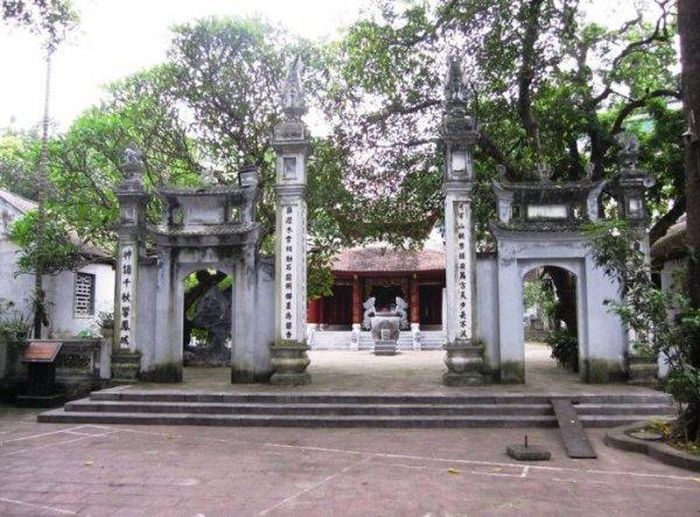 Sân trước đền Đồng Cổ. Ảnh: Đăng Định