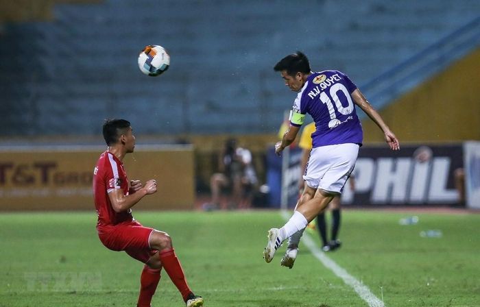 CLB Hà Nội đánh bại Viettel 5-2 với sự tỏa sáng của Văn Quyết và Quang Hải, qua đó tiến sát cúp vô địch V-League lần thứ 5.