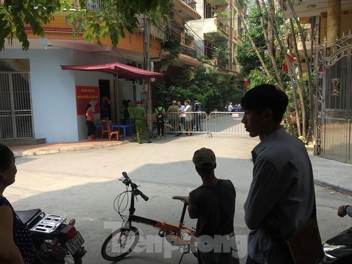 Cảnh sát làm việc với nhiều nữ sinh sống cùng nhà trọ nạn nhân.