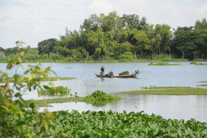 Thời điểm này (ngày 16/9), những cánh đồng “rốn lũ” nơi đây đã tràn đầy nước từ sông Mekong đổ về, người dân thay vì nuôi trồng sản xuất những tháng trước nay chuyển sang đánh bắt tôm cá.