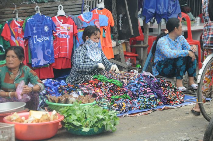 Một góc chợ quê miền biên giới bên cạnh hoạt động thu mua sản vật mùa nước nổi.