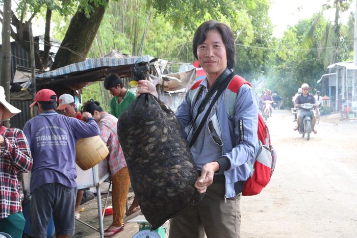Mỗi bao cua đồng này nặng khoảng 20kg, mỗi ngày tại điểm này tập kết hàng trăm bao như vậy để phân phối đi tiêu thụ. 