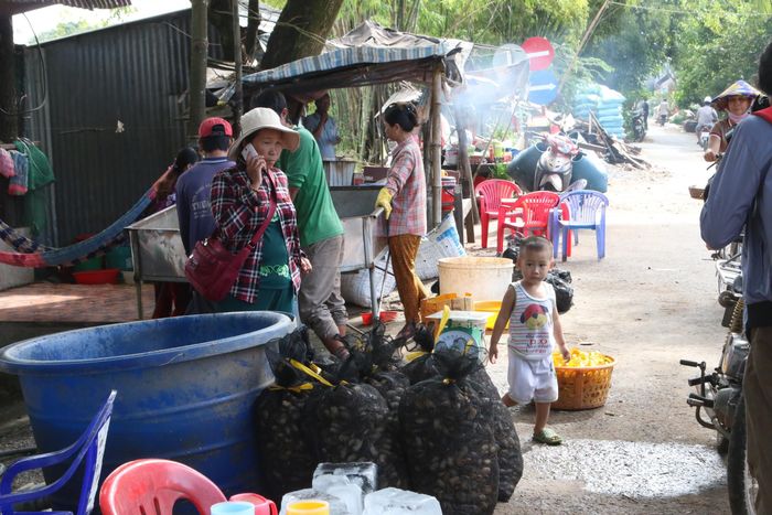 Cảnh sinh hoạt chợ nhộn nhịp gần khu vực biên giới.