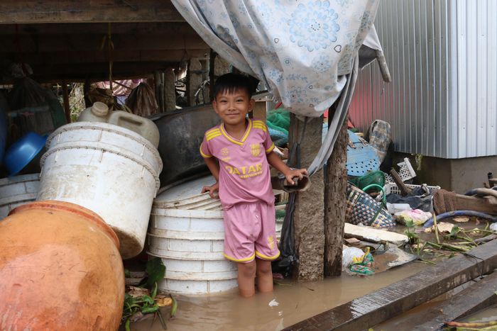 Trẻ em cũng thích thú với nước.