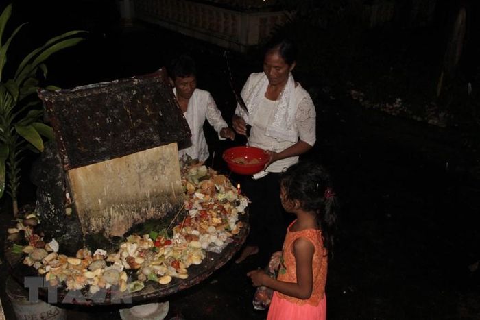 Đồng bào Phật tử Khmer thực hiện nghi lễ đặt cơm vắt (Bos Bai Ben) mùa Sene Dolta. (Ảnh: Chanh Đa/TTXVN)