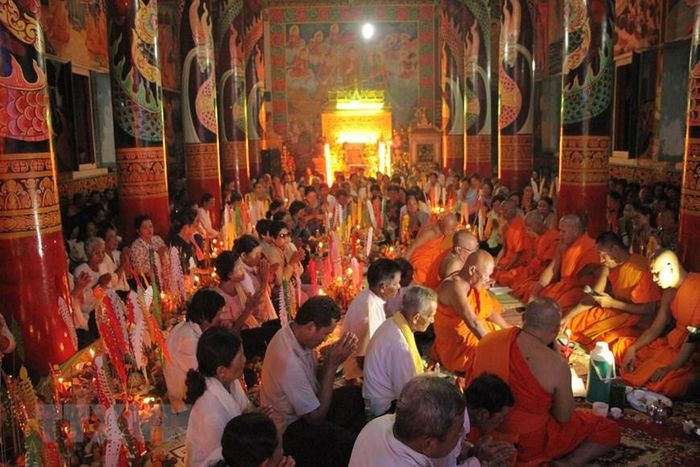Lễ Sene Dolta của đồng bào Khmer diễn ra một cách trang trọng và mang đậm dấu ấn Phật giáo. (Ảnh: Chanh Đa/TTXVN)