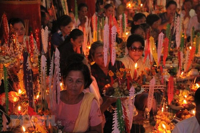 Đồng bào Phật tử Khmer thực hiện nghi lễ đặt cơm vắt (Bos Bai Ben) mùa Sene Dolta. (Ảnh: Chanh Đa/TTXVN)