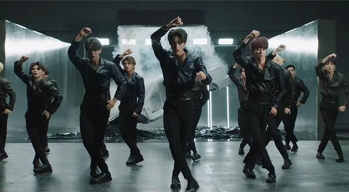 Nhóm Seventeen trong MV Fear.