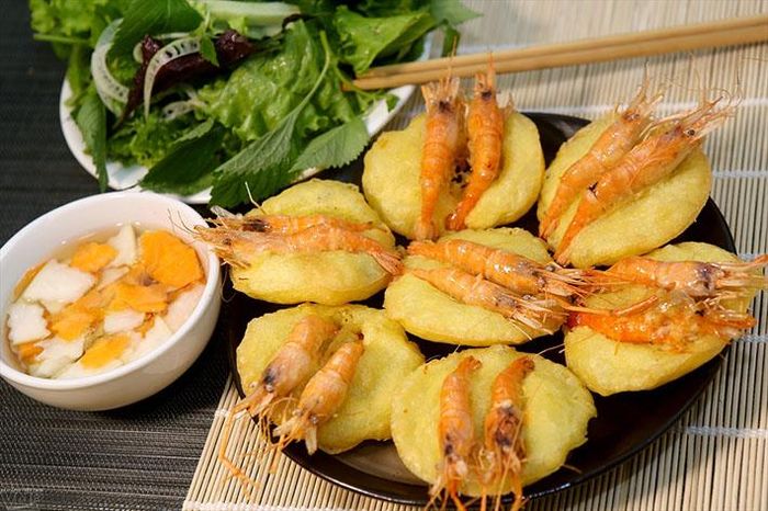 Bánh tôm Tây Hồ nóng hổi giòn thơm