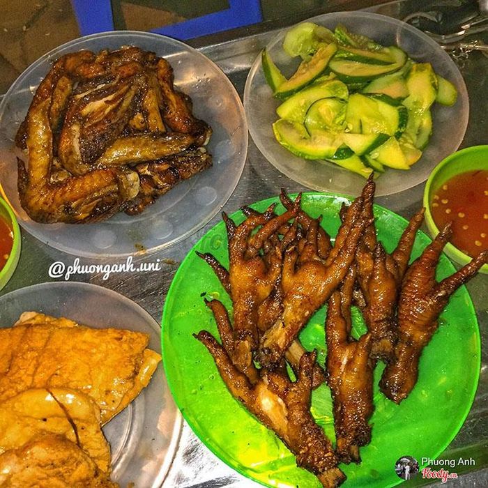 Món chân gà nướng thơm ngon đậm vị đặc trưng ở phố Thụy Khuê