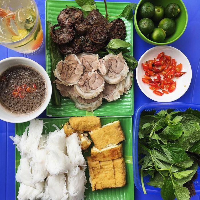 Bún đậu nổi tiếng tại Tây Hồ nằm trên đường Thụy Khuê