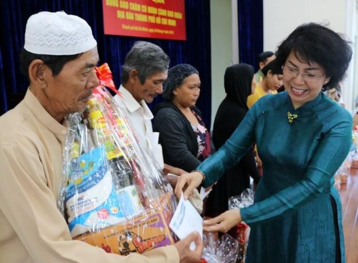 Chủ tịch Ủy ban MTTQ Việt Nam TPHCM Tô Thị Bích Châu trao quà hỗ trợ người nghèo.