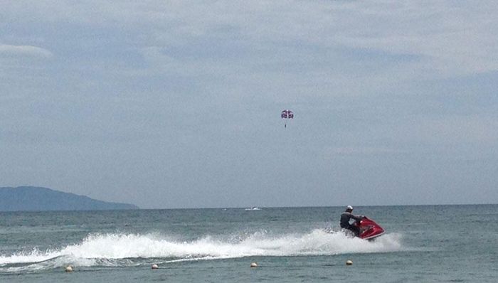 Dù bay và jet ski.