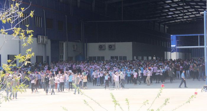 Hơn 1.000 công nhân bức xúc, tổ chức đình công vì trong suất ăn trưa xuất hiện dòi