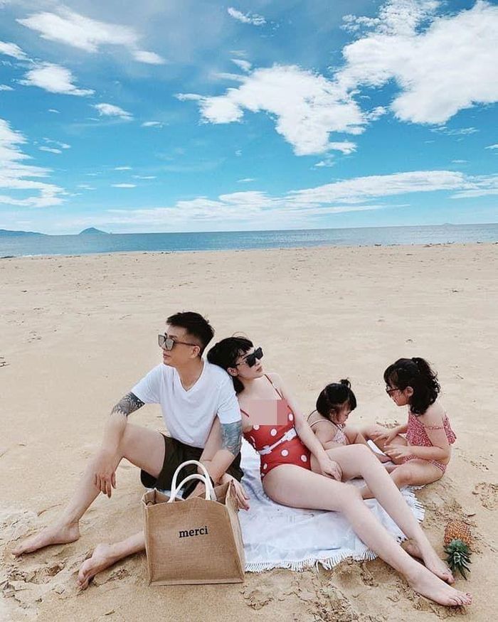 "Thích nhất gia đình chị này, vợ chồng thương nhau thật lòng, mà cách tương tác cũng gần gũi nữa", tài khoản M.D bình luận.