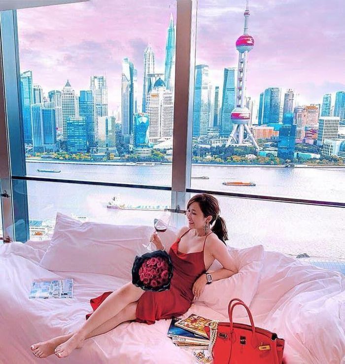 Mina - vợ đại gia Minh Nhựa cũng thường xuyên du lịch nước ngoài với những tấm hình checkin sang chảnh ở gần hết các nước từ châu Á sang châu Âu.