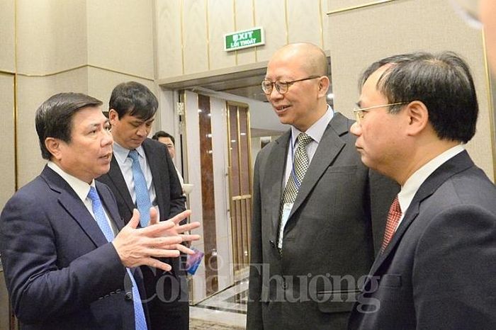  Chủ tịch UBND TP. Hồ Chí Minh Nguyễn Thành Phong trao đổi với các đại biểu bên lề hội thảo 