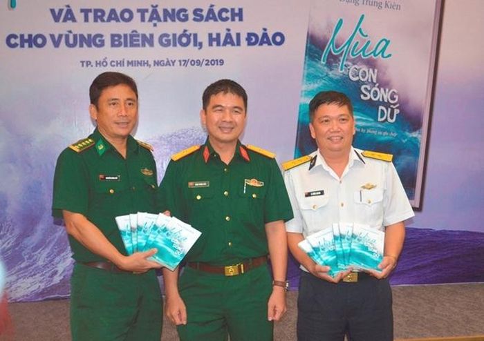 Thiếu tá, nhà báo Đặng Trung Kiên tặng sách cho đại diện cán bộ chiến sĩ biên phòng, hải quân. 