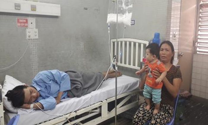 Mẹ Cường phải bồng theo con gái mới hơn 5 tháng tuổi vào viện để nuôi bệnh cho Cường.
