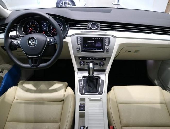  Nội thất sang trọng của chiếc Volkswagen Passat mà Văn Hậu vừa được giao 