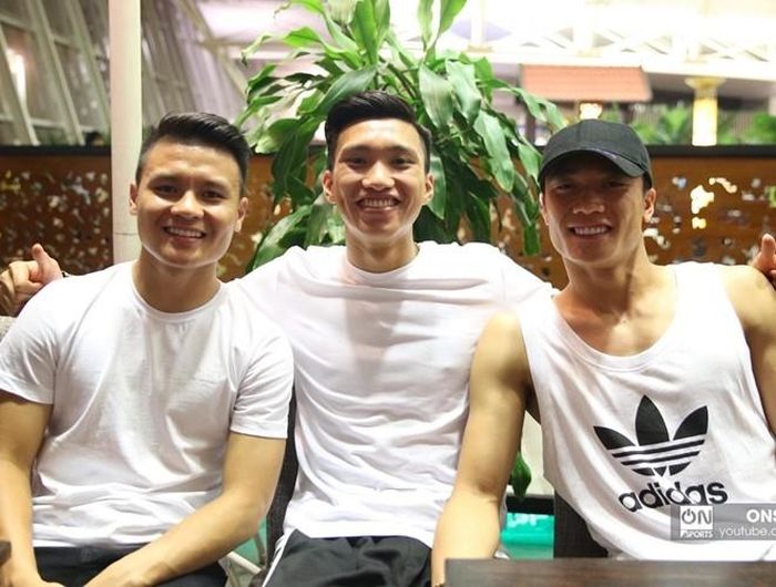 ... và các đồng đội ở Hà Nội FC để lên đường sang Hà Lan 