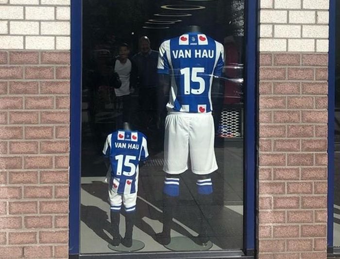  Áo đấu với số 15 của Văn Hậu được bán trong store tại Heerenveen 