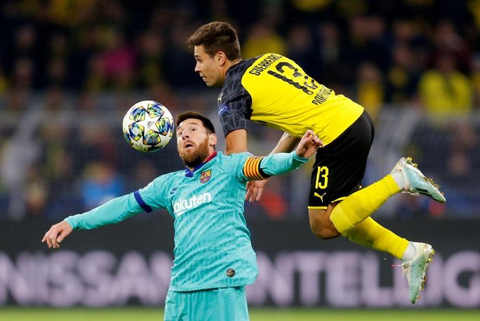  Messi vào sân và đảm nhận nhiệm vụ của "số 10", hỗ trợ phía sau cặp tiền đạo Antoine Griezmann và Luis Suarez. 