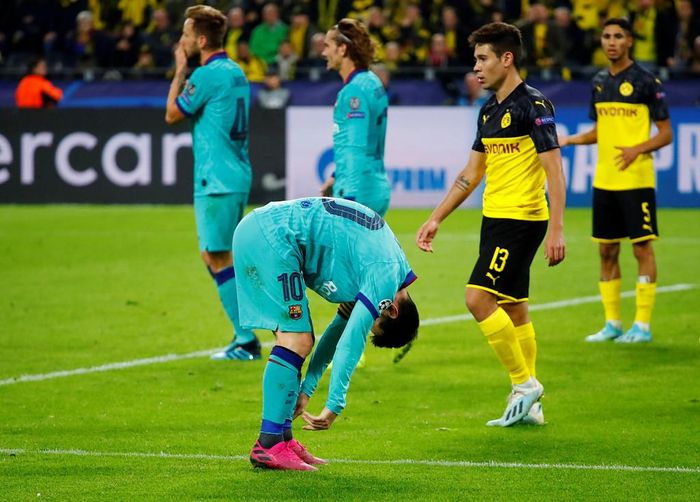  Khi trận đấu chỉ còn tính bằng giây, Messi mới có cơ hội nhận bóng và dứt điểm trong khu vực cấm. Tuy nhiên, pha volley của siêu sao 32 tuổi lại không vượt qua được các hậu vệ bên phía chủ nhà. 