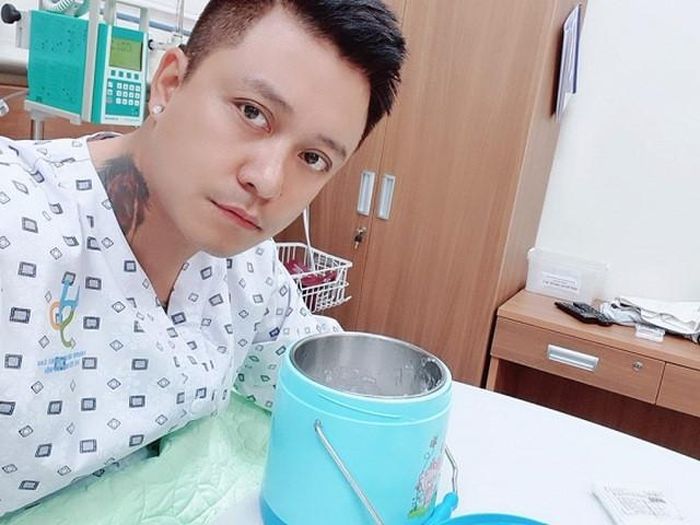 Tuấn Hưng vừa nhập viện vì huyết áp cao và đau bụng.
