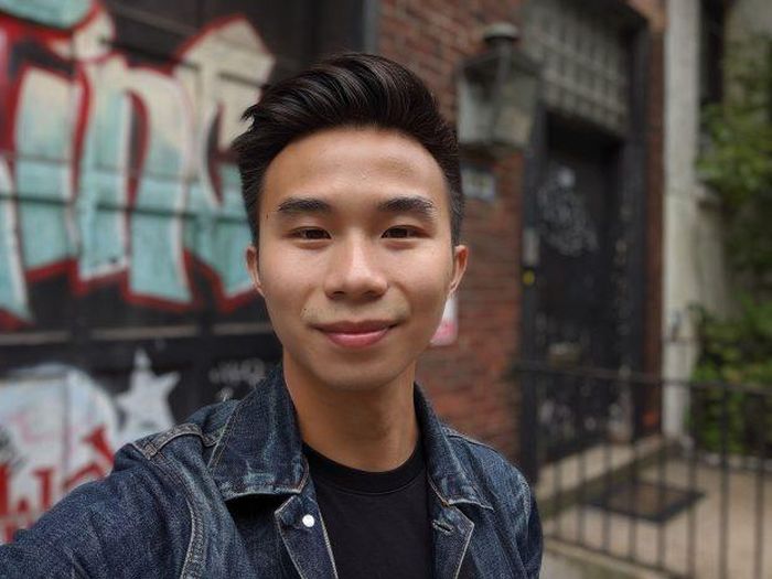 Bên cạnh đó, màu sắc hình ảnh cho ra từ Pixel 3 (bên phải) có phần ám xanh, tối. Trong khi đó, ảnh selfie từ iPhone 11 Pro (bên trái) cho màu sắc ấm áp, rực rỡ hơn và nhìn nịnh mắt hơn.