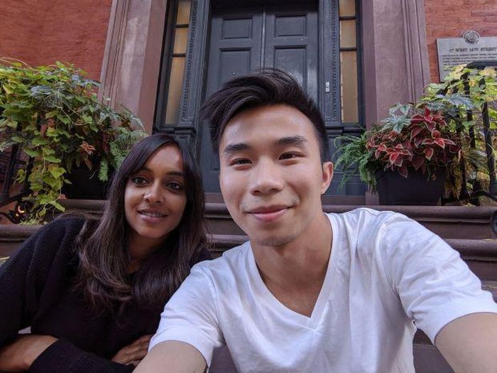 Khi chụp ảnh selfie, camera trước của Pixel 3 (bên phải) cho góc nhìn rộng hơn.