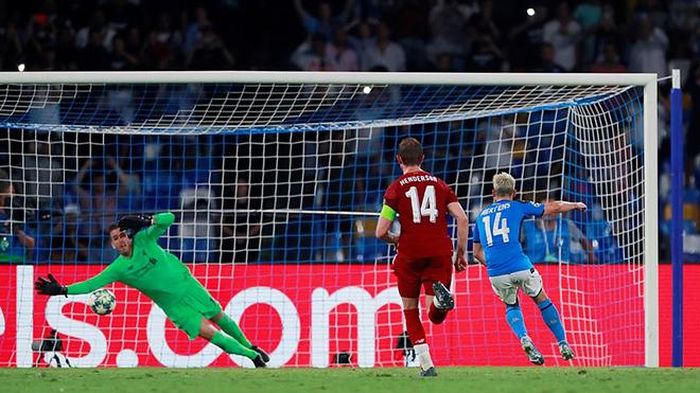 Phút 81, Robertson lúng túng phạm lỗi với Jose Callejon trong vòng cấm. Trên chấm phạt đền, Dries Mertens dễ dàng hạ gục Adrian để mở tỉ số cho Napoli.