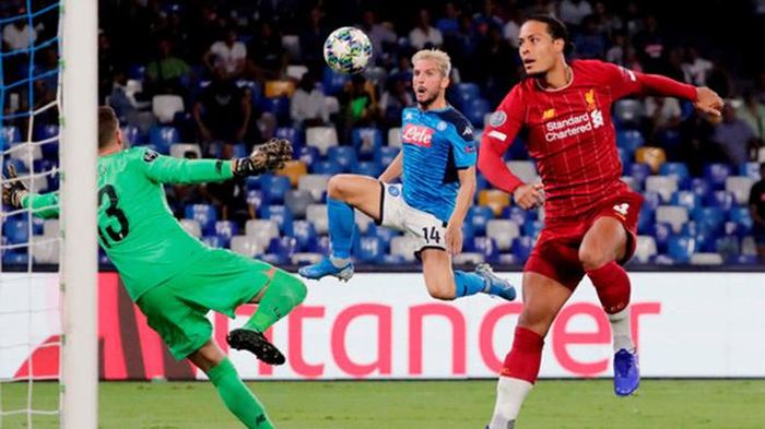 Đến phút 90+1, Van Dijk lừa bóng ngay trước vòng cấm địa và bị Dries Mertens cản phá.