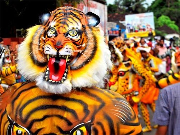 Những cảnh như hổ săn mồi hay cảnh một con hổ bị săn lùng bởi một thợ săn trò chơi được diễn ra tuyệt đẹp và công phu ở giữa. Ảnh: Wikipedia