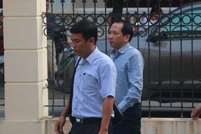 Ông Trần Đức Quý (bìa phải) tới tòa.