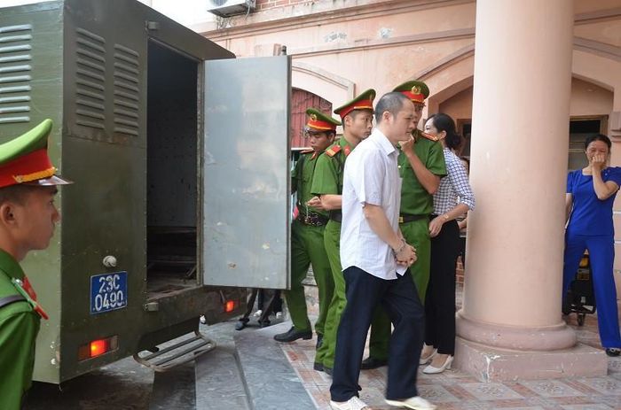 Bị cáo Vũ Trọng Lương được áp giải tới tòa.