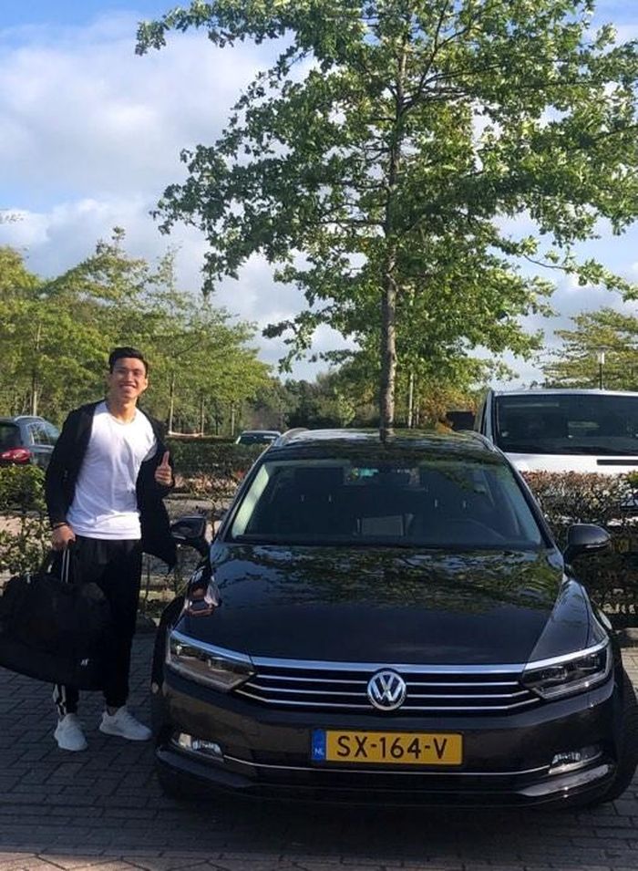 Không những thế, Văn Hậu đã được nhận món quà từ SC Heerenveen. Đội bóng đã cung cấp cho hậu vệ 20 tuổi một căn hộ tiện nghi và một chiếc xe Passat của hãng Volkswagen. Chiếc xe này trị giá khoảng hơn 40 ngàn USD, tương đương 1 tháng lương mà SC Heerenveen trả cho tân binh đến từ Việt Nam. 