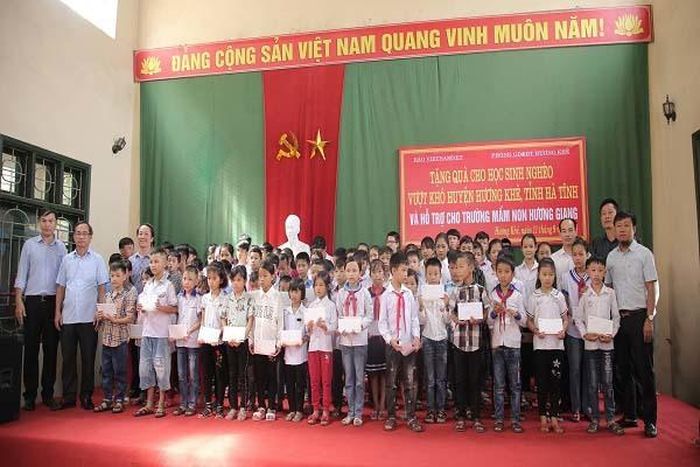 Báo VietNamNet trao 100 suất học bổng cho học sinh vượt khó(Ảnh Thiện Lương)