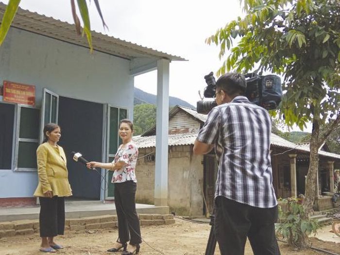 Đoàn làm phim đang thực hiện cảnh quy về VKSND huyện A lưới trong công tác xóa đói, giảm nghèo..