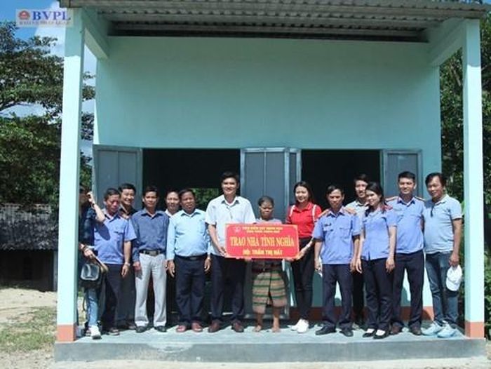 VKSND huyện A Lưới và VKSND tỉnh Thừa Thiên - Huế trao nhà tình nghĩa cho hộ gia đình Hồ Thị Hất.