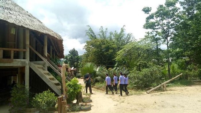 Ghi lại hình ảnh những cán bộ Kiểm sát VKSND huyện A Lưới đến với người dân nghèo. Ảnh: Trần Thảo