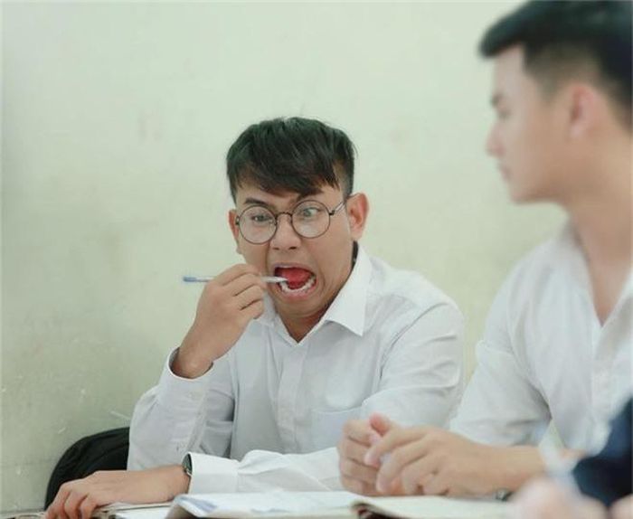 Thái Vũ gây ấn tương với làn da ngâm đen, chuyên trị mấy vai khù khờ.