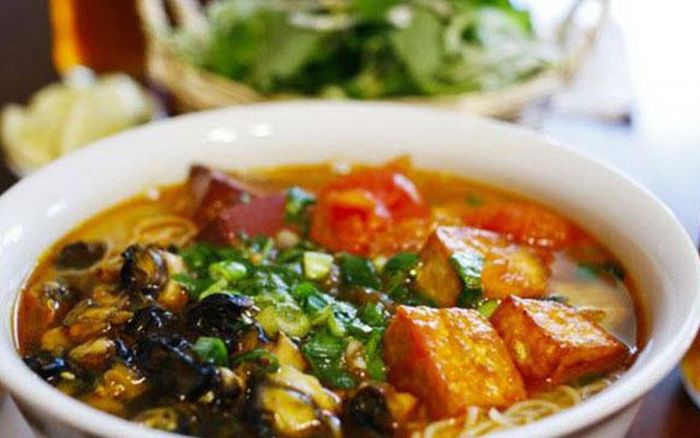 Để no bụng, nhiều bạn cũng "chế thêm" vài món ăn để ăn cùng với bún ốc như đậu phụ rán, thịt bắp bò... - Ảnh minh họa