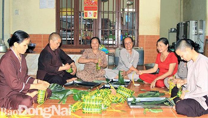 Các thành viên tham gia Bếp cơm khuyến học. Ảnh: V. Truyên