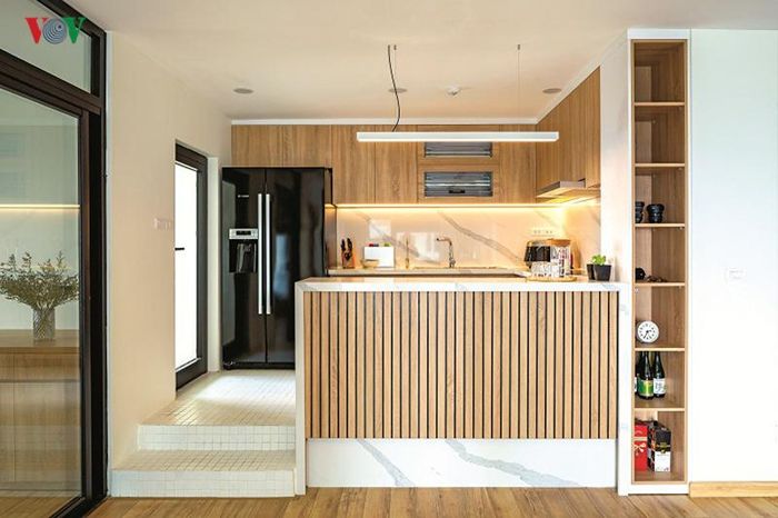 Khu bếp nấu được ngăn cách với không gian chung bằng một quầy bar.