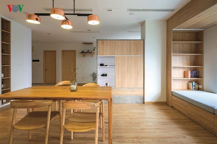 Những hình khối và đường nét hết sức đơn giản, màu sắc chủ đạo là màu trắng của tường – trần và màu nâu sáng của gỗ.