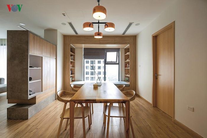 Cả phòng khách và phòng ăn đều tiếp giáp với cửa sổ, chan hòa ánh sáng.
